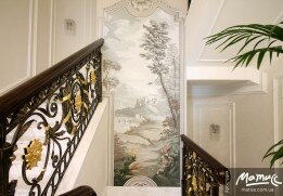 Холл. Монохромный пейзаж с имитацией лепнины.